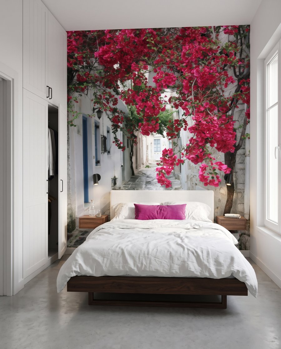 Gasse voller roter Blüten in einem Interieur