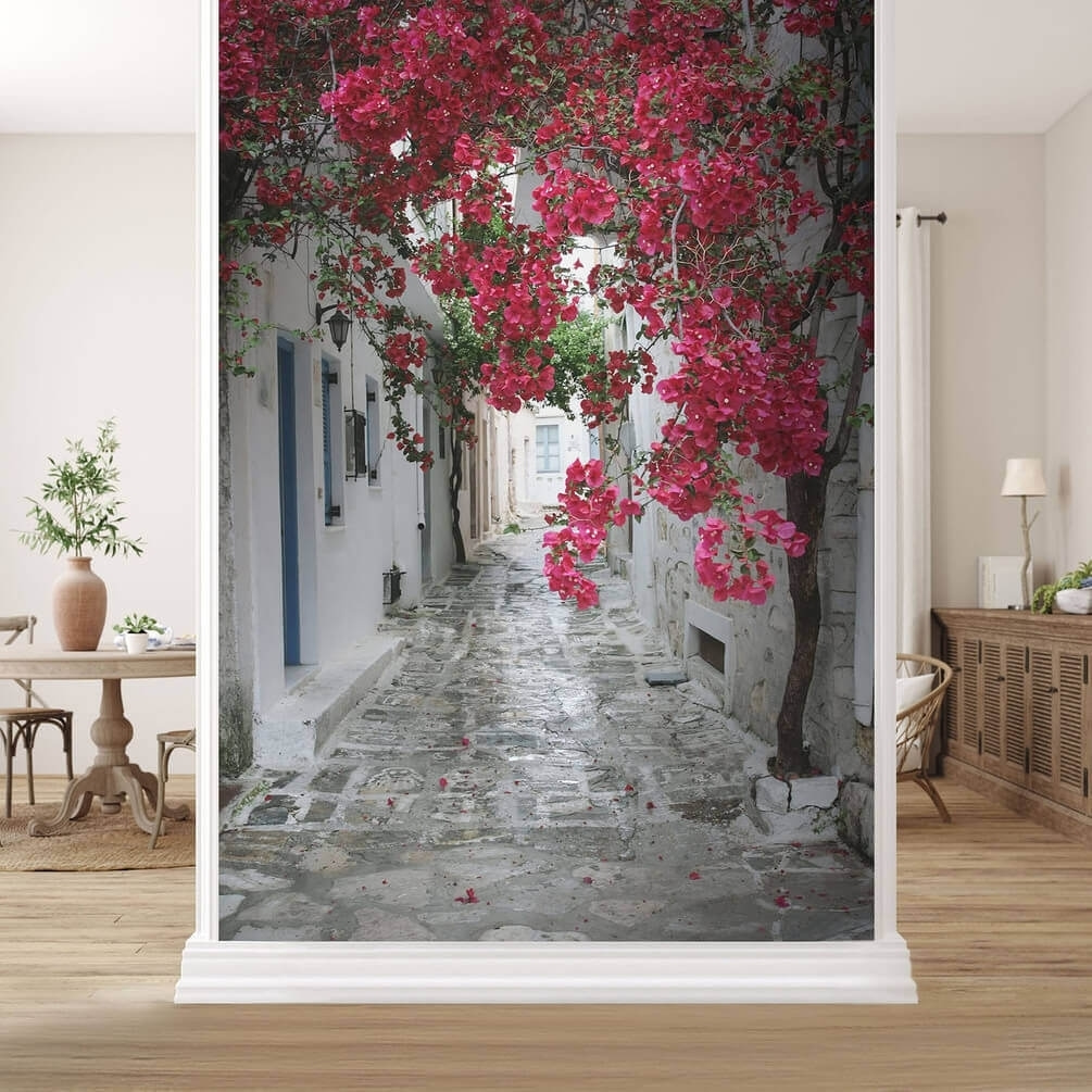 Gasse voller roter Blüten in einem Interieur