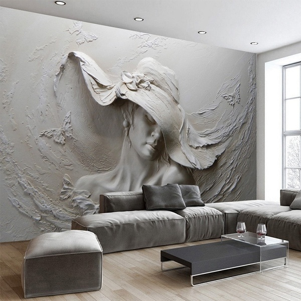 Frau mit welligem Hut in einem Interieur