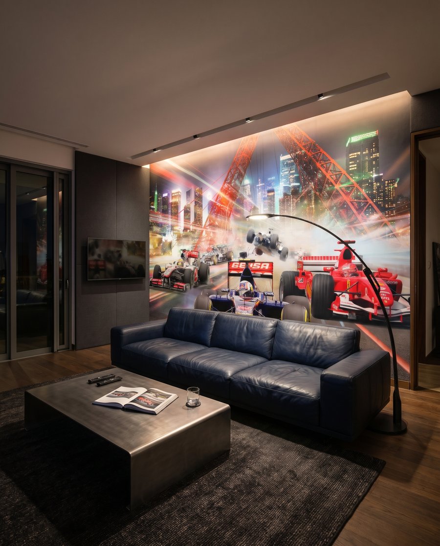 Rennwagen im Pulk in einem Interieur