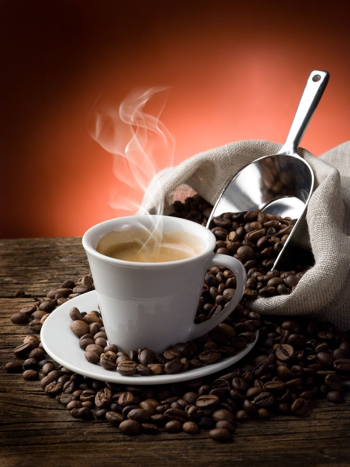 Dampfender Kaffee mit Bohnen — ganzes Design