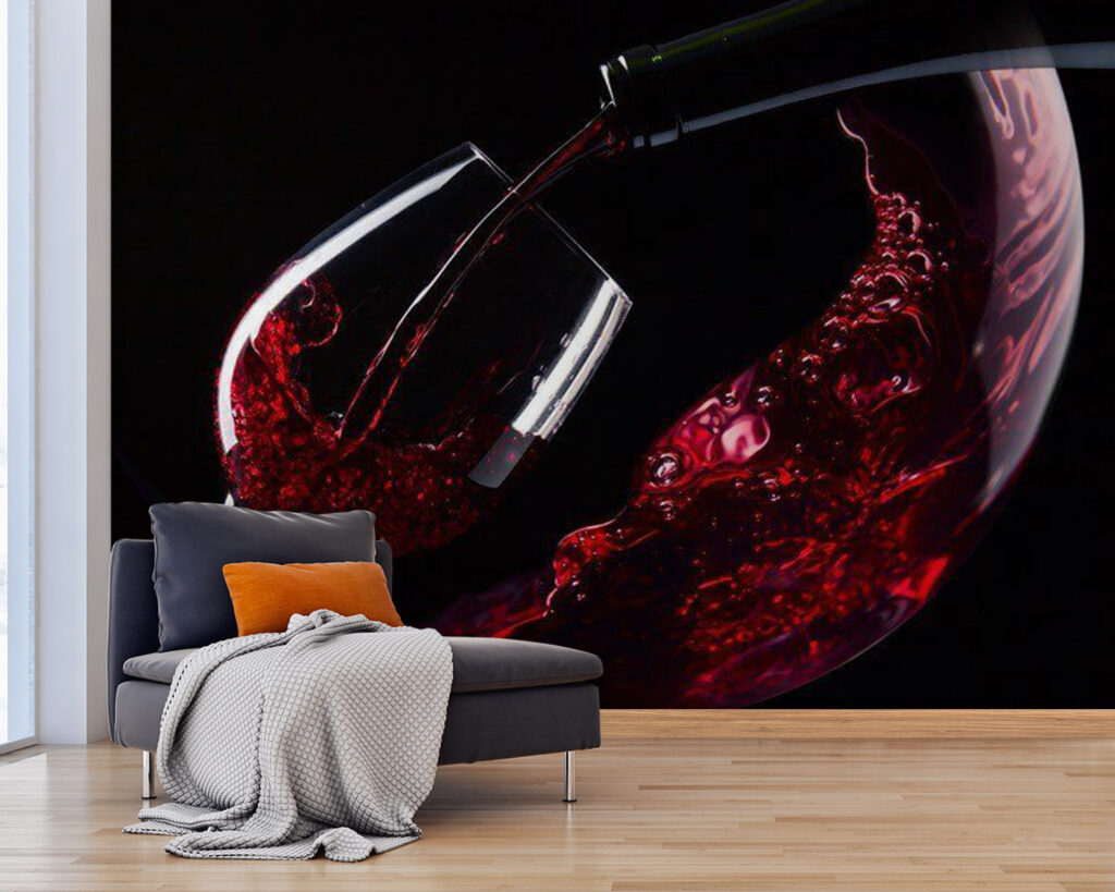 Rotwein in Bewegung in einem Interieur