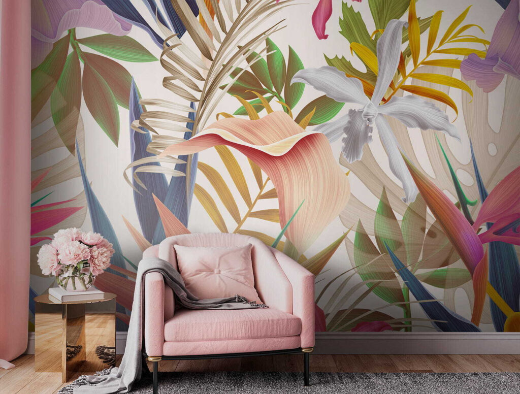 Tropenblüten zwischen spitzen Blättern in einem Interieur