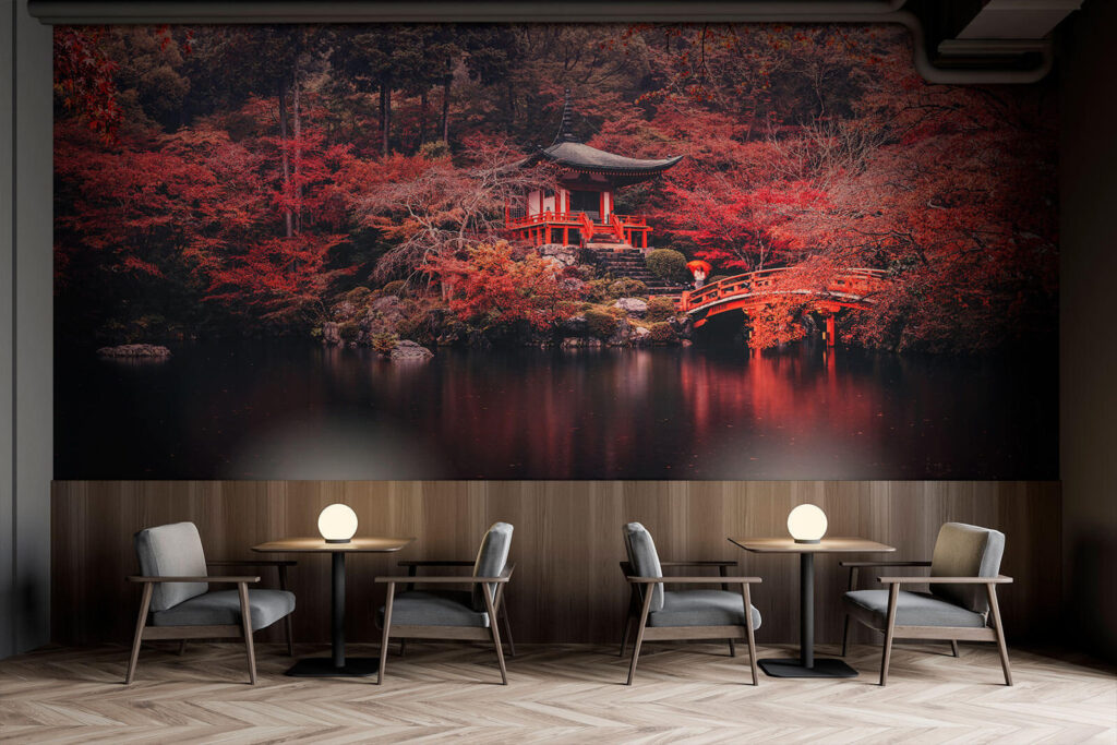 Roter Garten am Wasser in einem Interieur