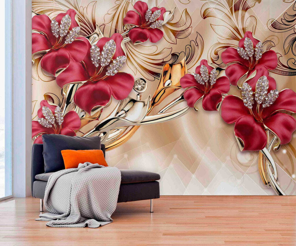 Bordeauxrote Blüten in Goldschnörkeln in einem Interieur