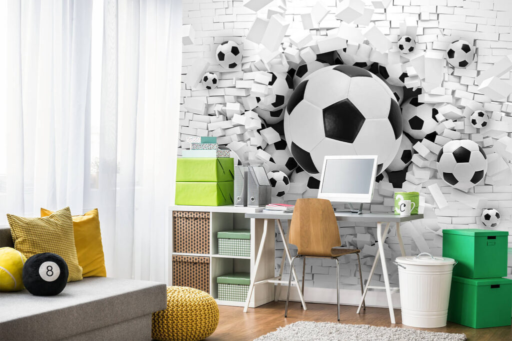 Fußbälle durchbrechen die Mauer in einem Interieur