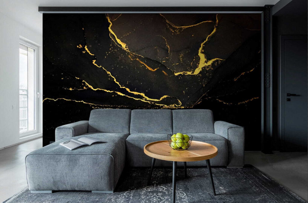 Goldene Risse in Nachtschwarz in einem Interieur