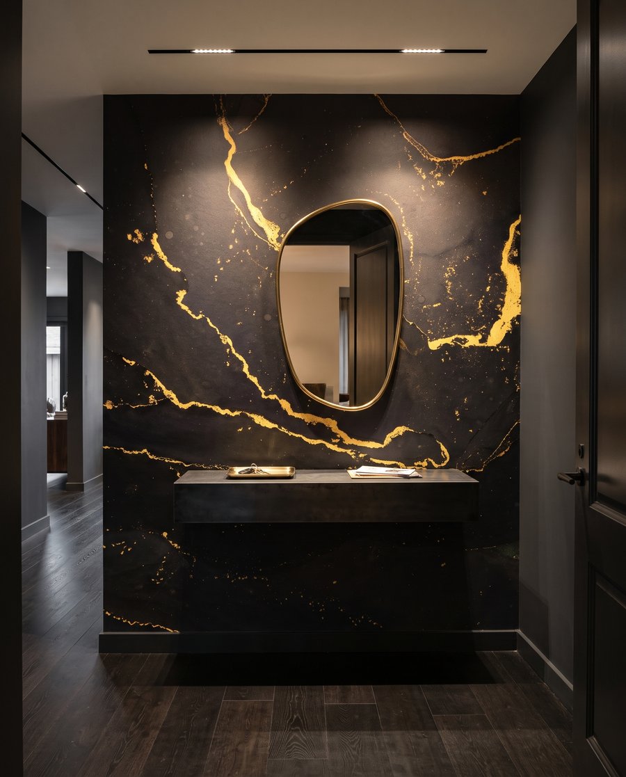 Goldene Risse in Nachtschwarz in einem Interieur