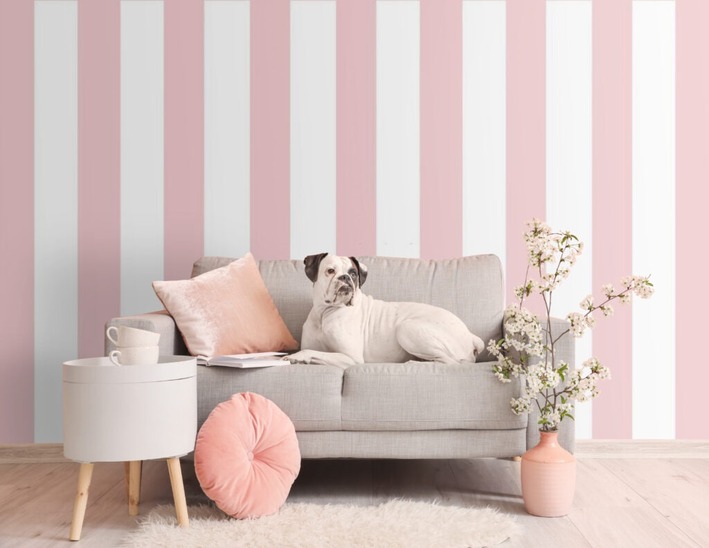 Rosa Streifen auf Cremeweiß in einem Interieur