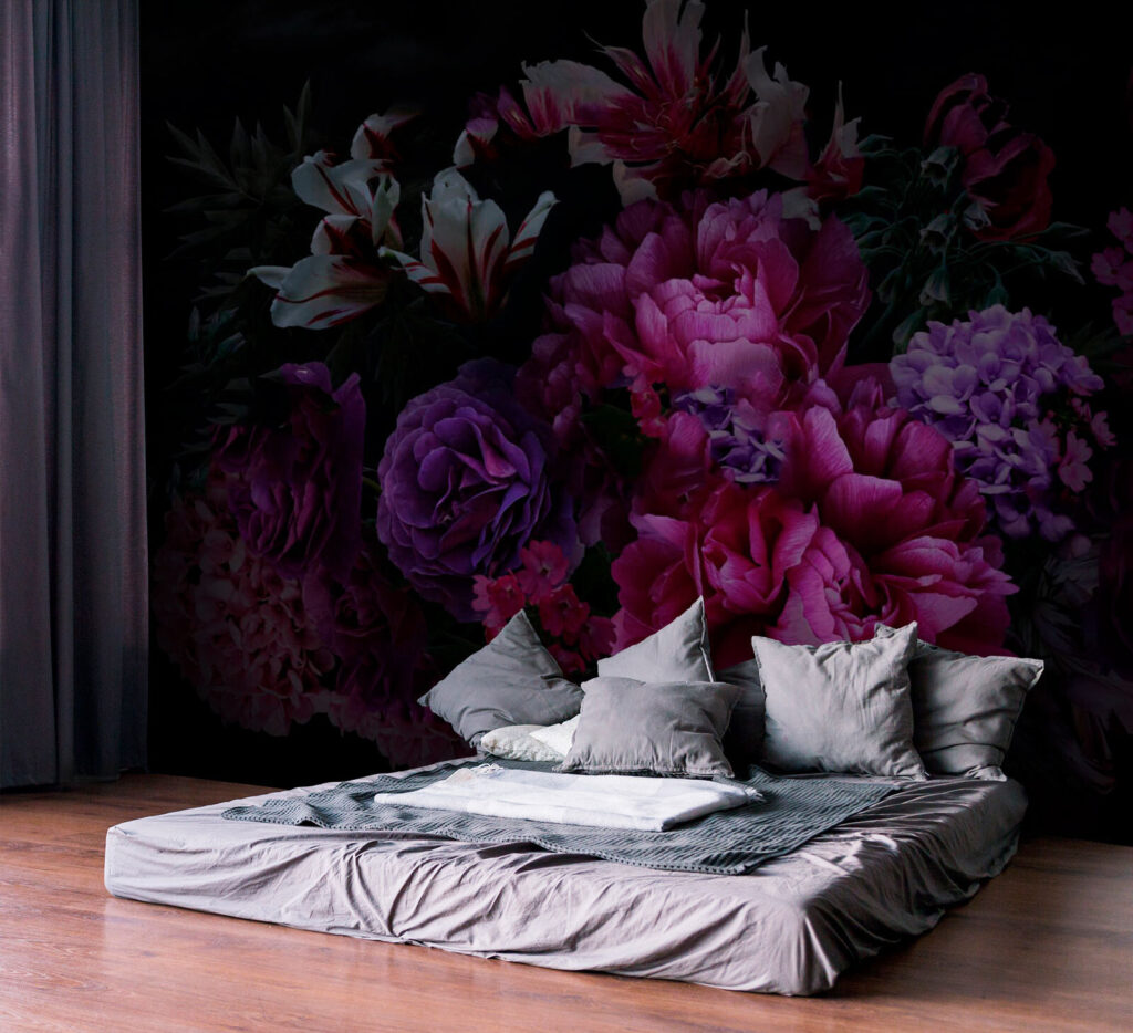 Purpurrote Blüten bei Nacht in einem Interieur