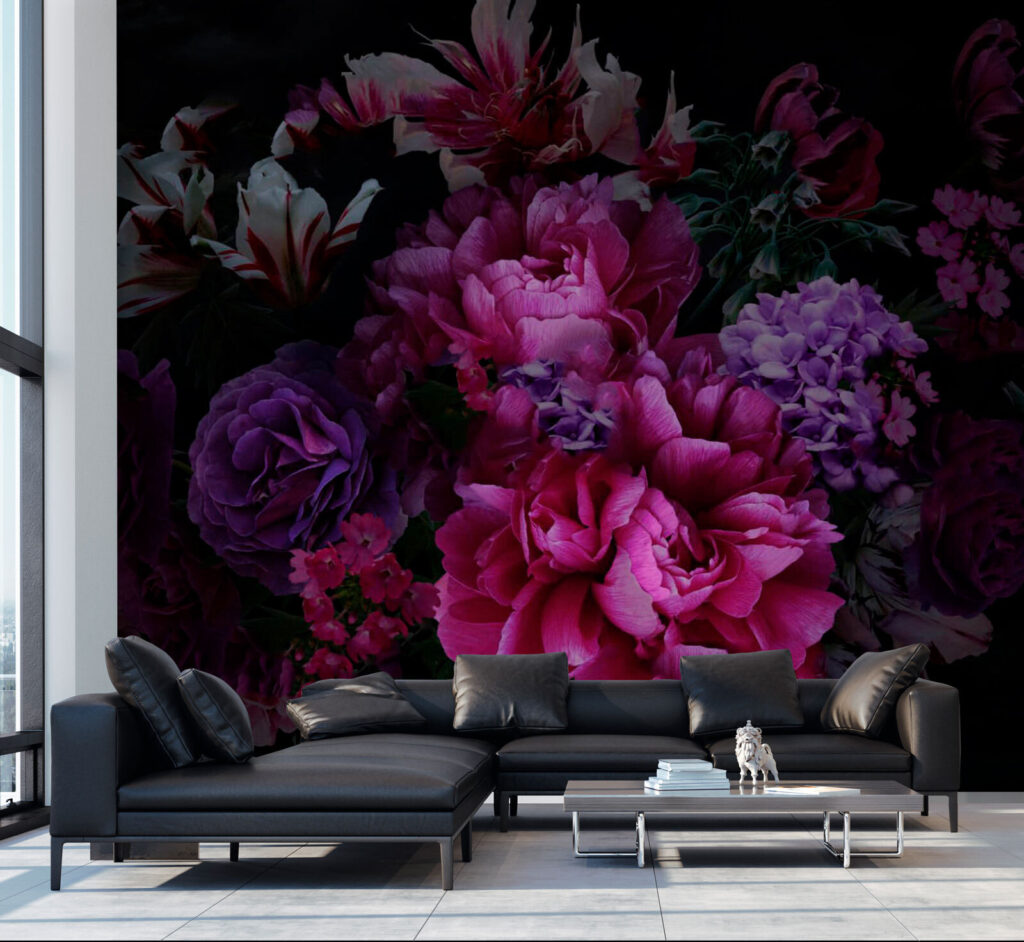 Purpurrote Blüten bei Nacht in einem Interieur