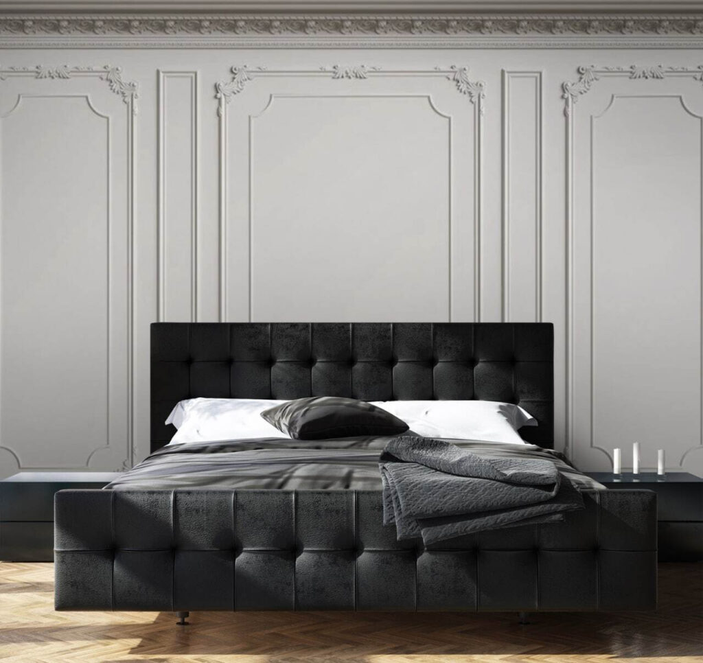 Ruhige Wand mit Zierleisten in einem Interieur