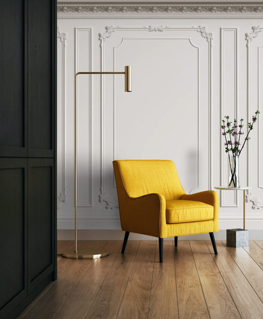 Ruhige Wand mit Zierleisten in einem Interieur