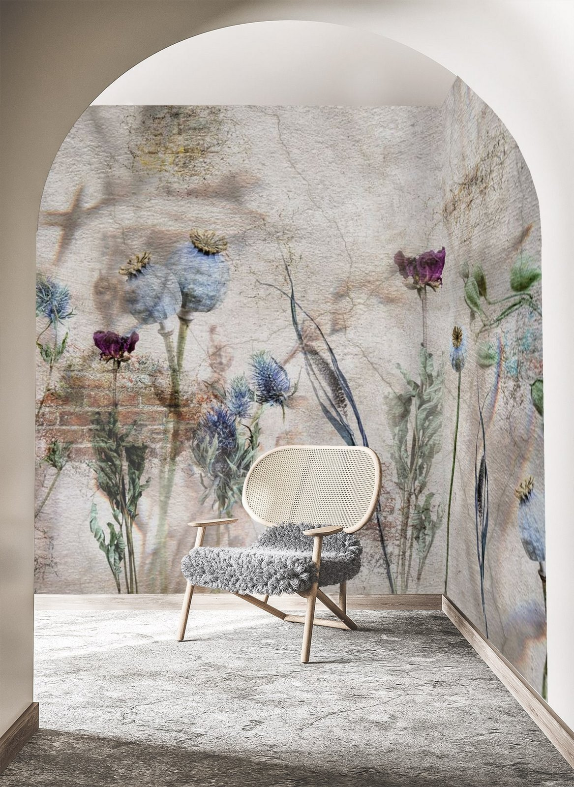 Disteln vor verwittertem Backstein in einem Interieur