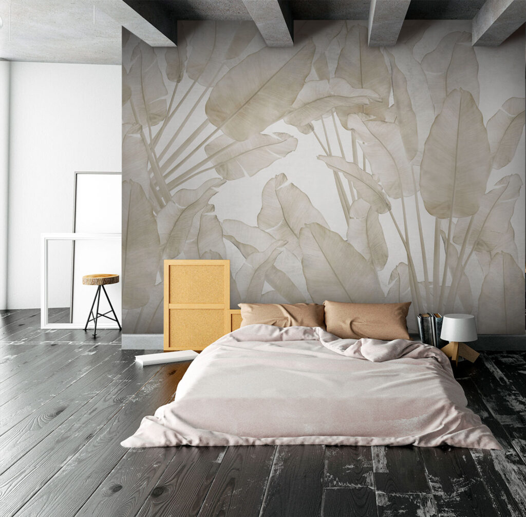 Tropenblätter in Sandfarben in einem Interieur