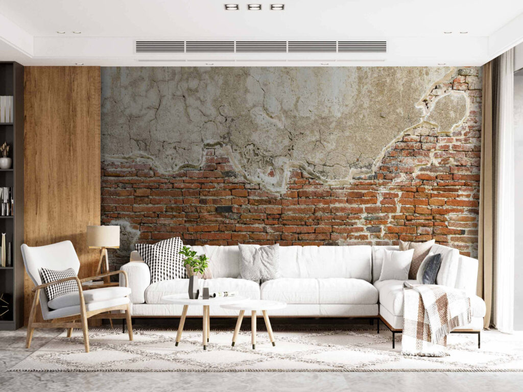 Backstein unter bröckelndem Putz in einem Interieur