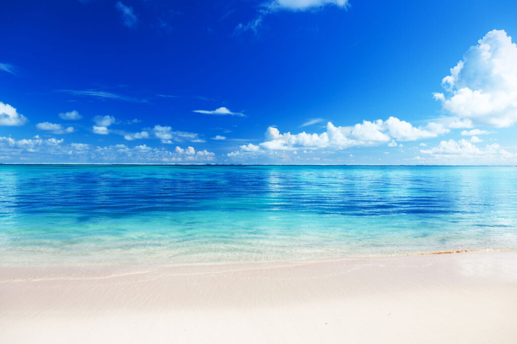 Strand in klarem Blau — ganzes Design