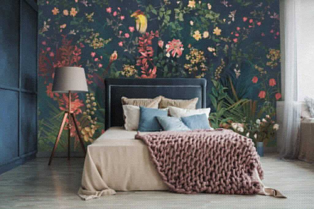 Nachtgarten voller Blüten in einem Interieur
