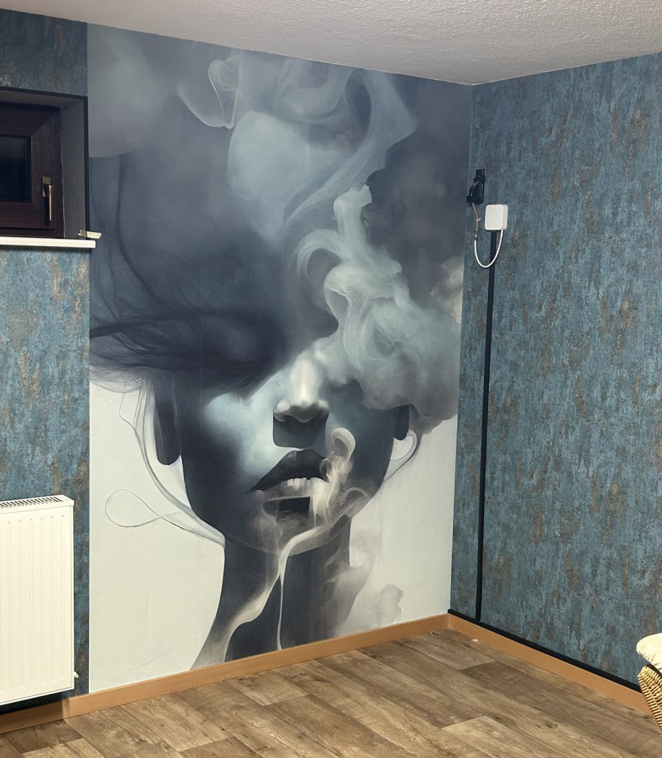 Gesicht hinter blauen Wolken in einem Interieur