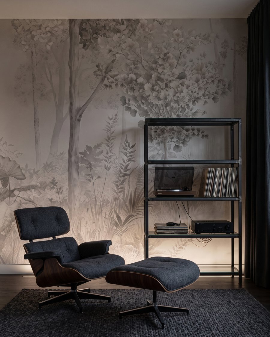 Unter hohen Bäumen in einem Interieur