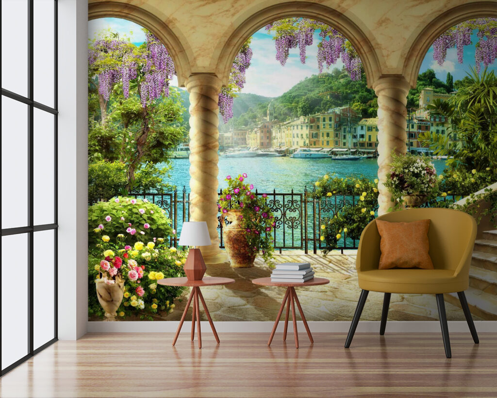 Blumenbalkon hinter goldenen Bögen in einem Interieur