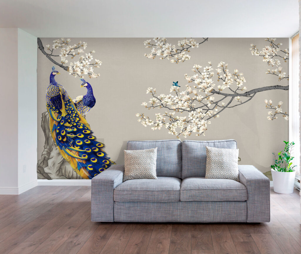 Pfau unter Frühlingsblüten in einem Interieur