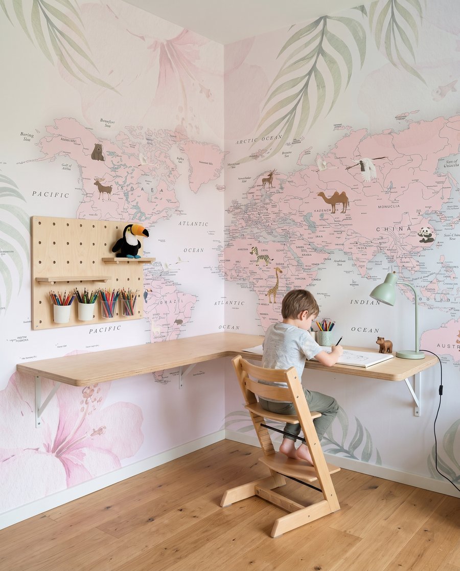 Weltkarte in Pastell in einem Interieur