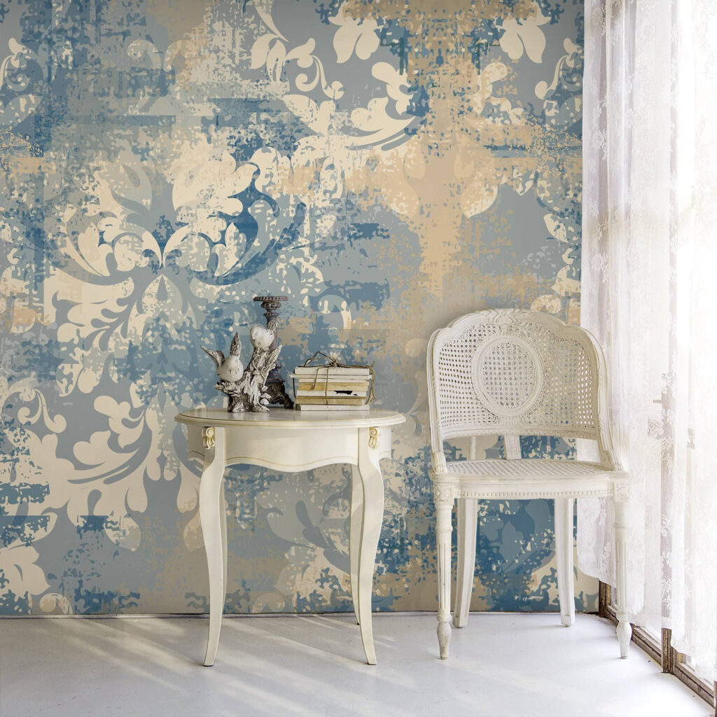 Verwitterte Ornamente auf Blaugrau in einem Interieur