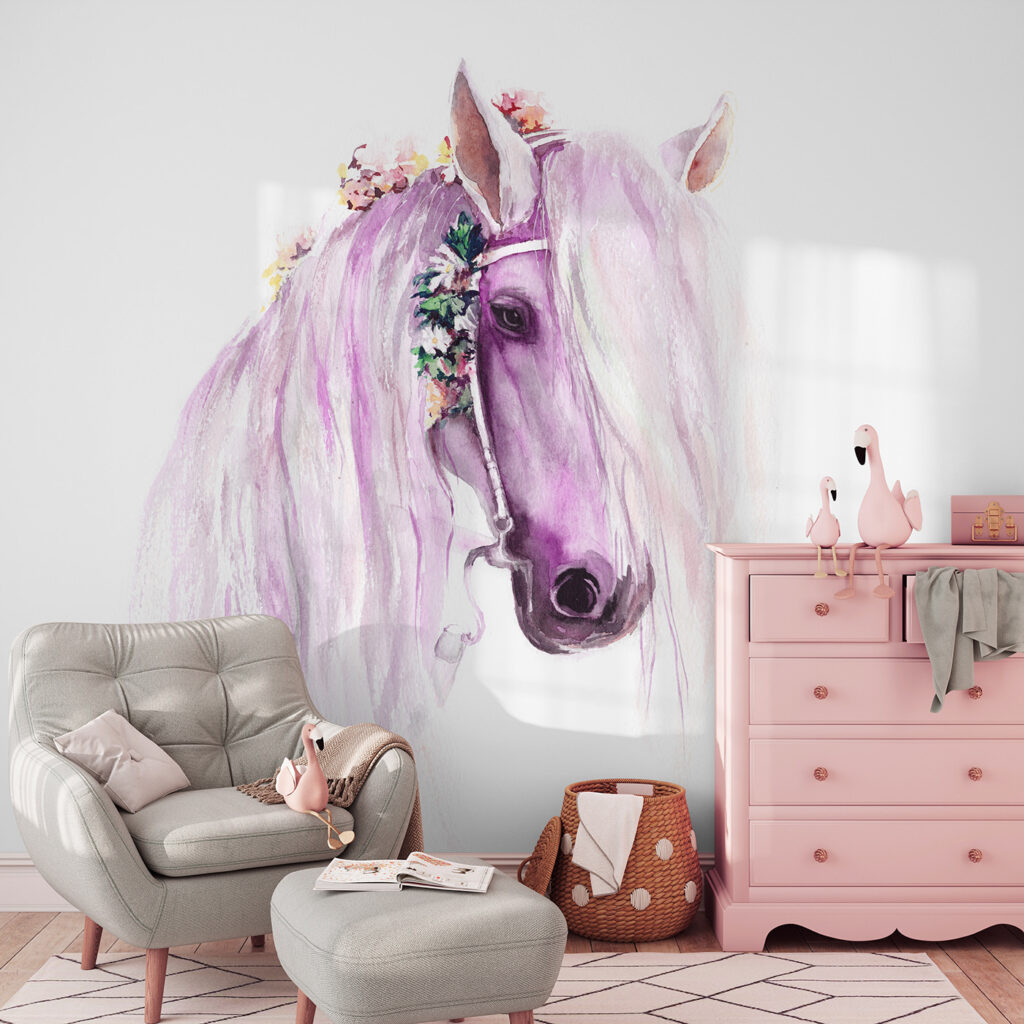 Pferd mit Blumenkranz in einem Interieur