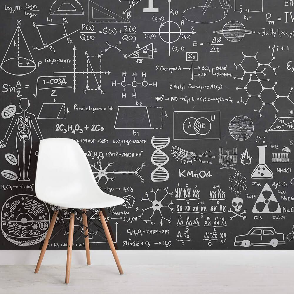 Kreidetafel voller Entdeckungen in einem Interieur