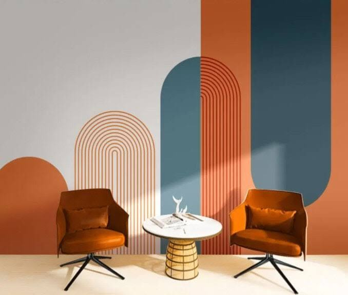 Warme Bögen neben Blau in einem Interieur