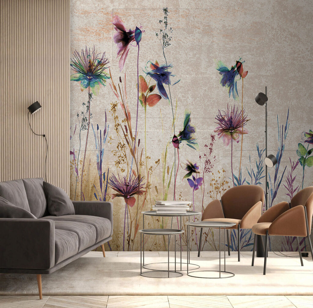 Wildblumen in verwittertem Lila in einem Interieur