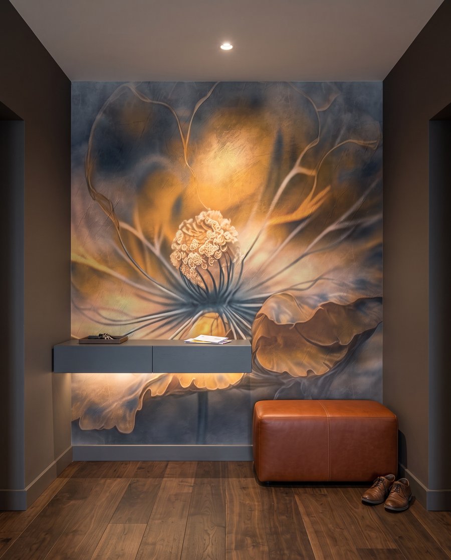 Blüte im Bernsteinlicht in einem Interieur