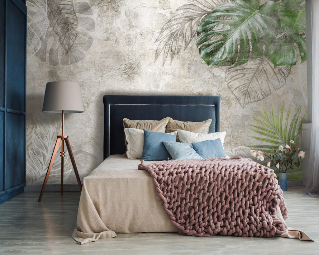 Blattkonturen auf alter Wand in einem Interieur