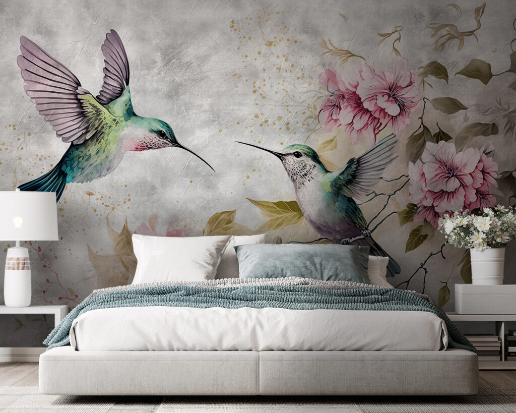 Kolibris an zarten Blüten in einem Interieur