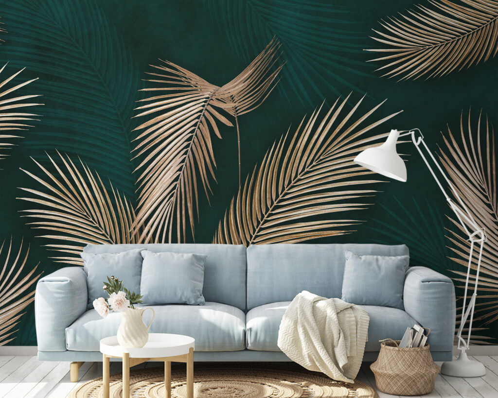 Palmzweige vor tiefem Waldgrün in einem Interieur
