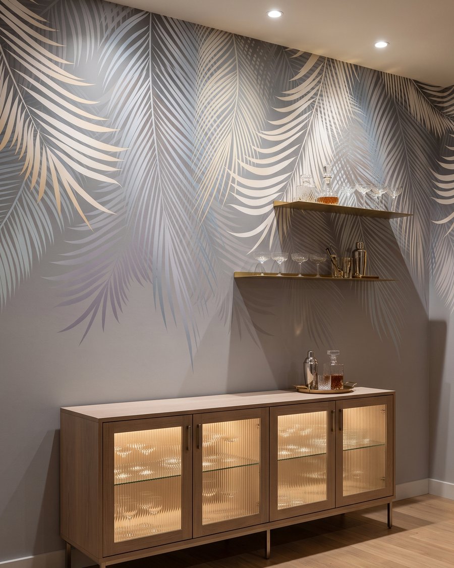 Helle Palmwedel in Stille in einem Interieur