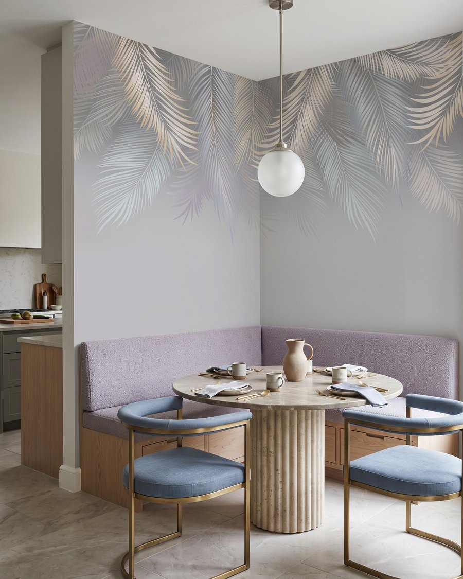 Helle Palmwedel in Stille in einem Interieur