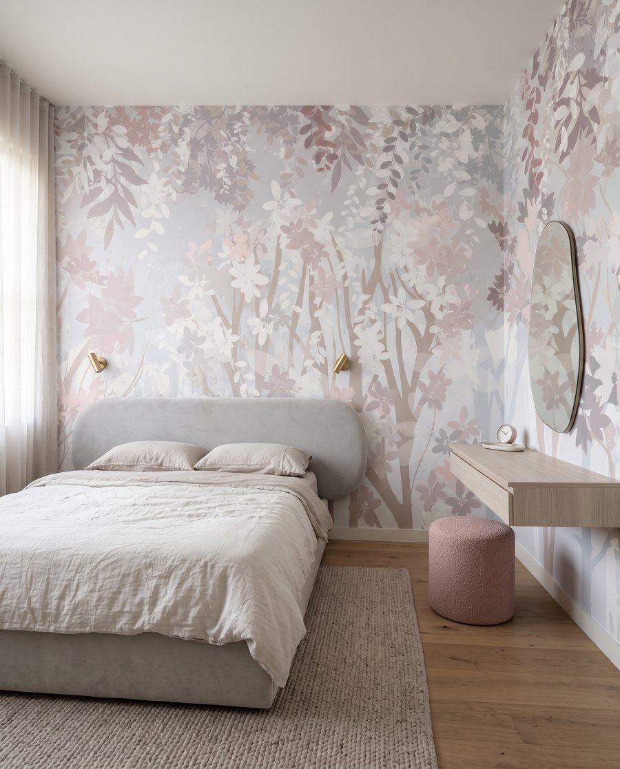 Blassrosa Stämme und Waldblumen in einem Interieur