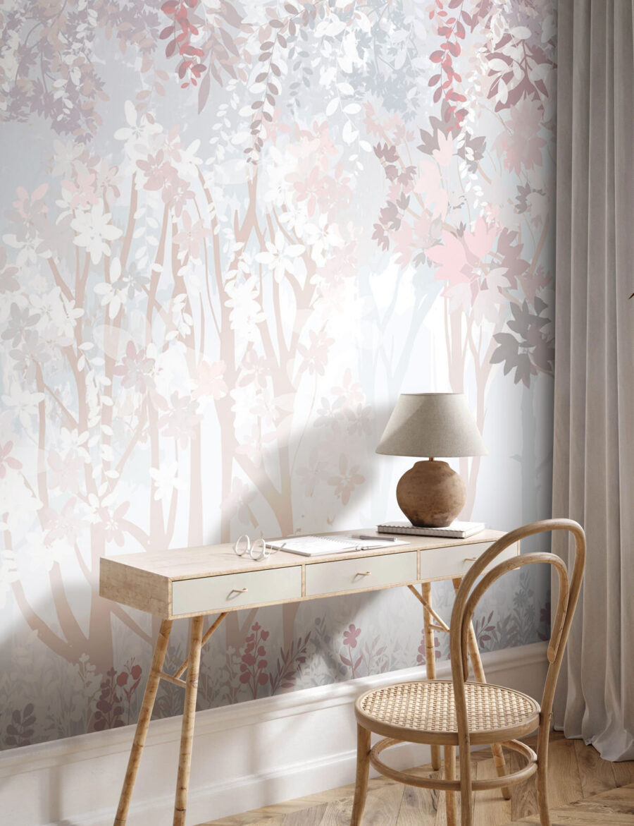 Blassrosa Stämme und Waldblumen in einem Interieur