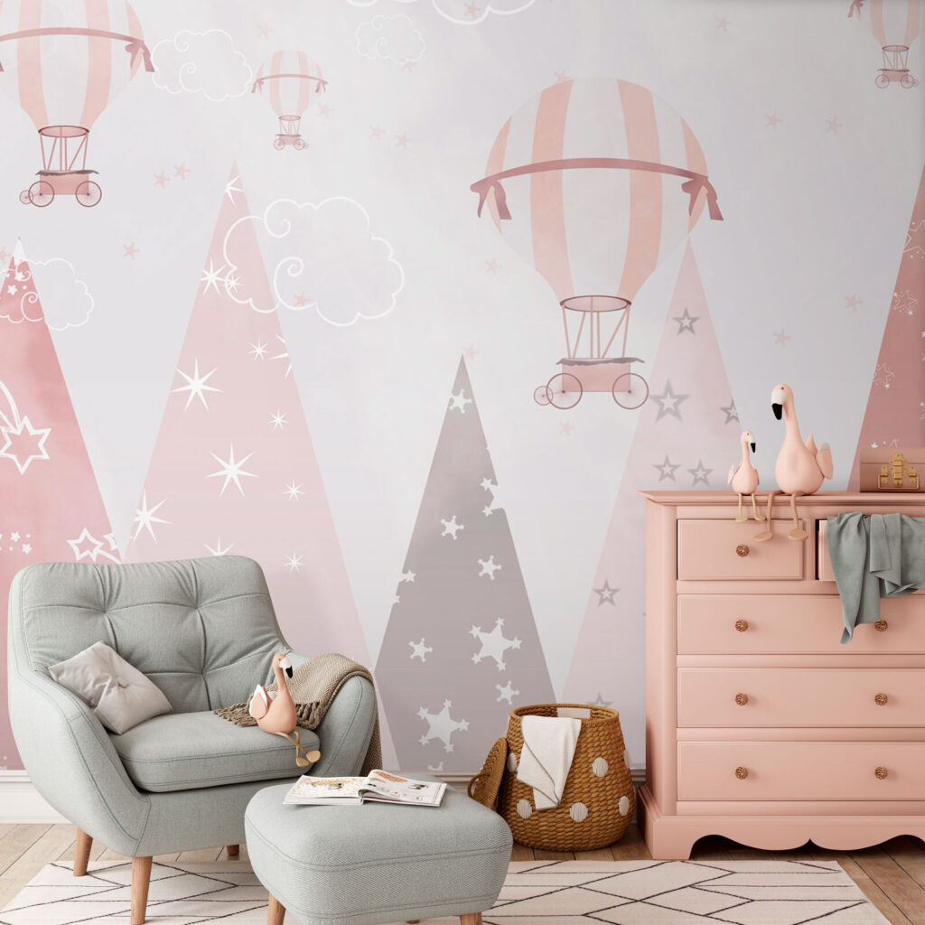 Ballons zwischen rosa Gipfeln in einem Interieur