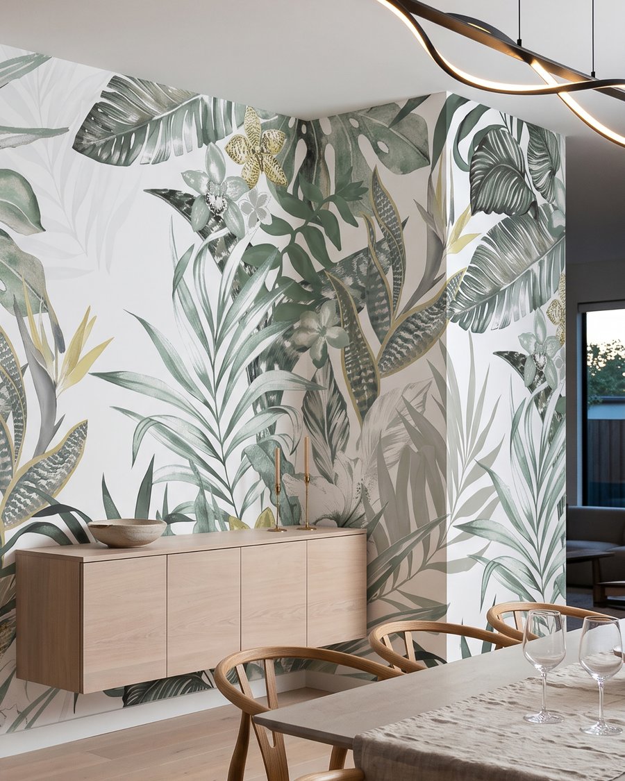 Tropische Blätter im Linienspiel in einem Interieur