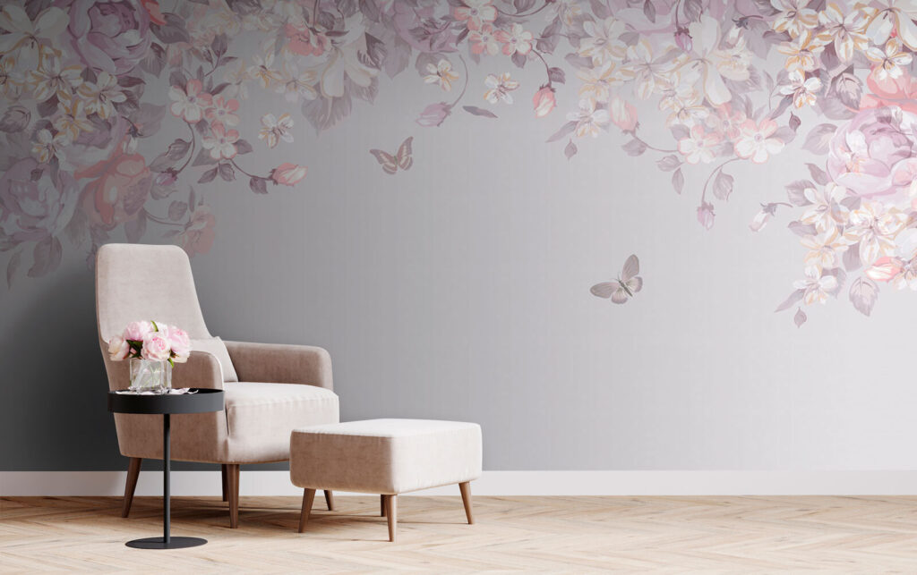 Schmetterlinge unter dem Blütenbogen in einem Interieur