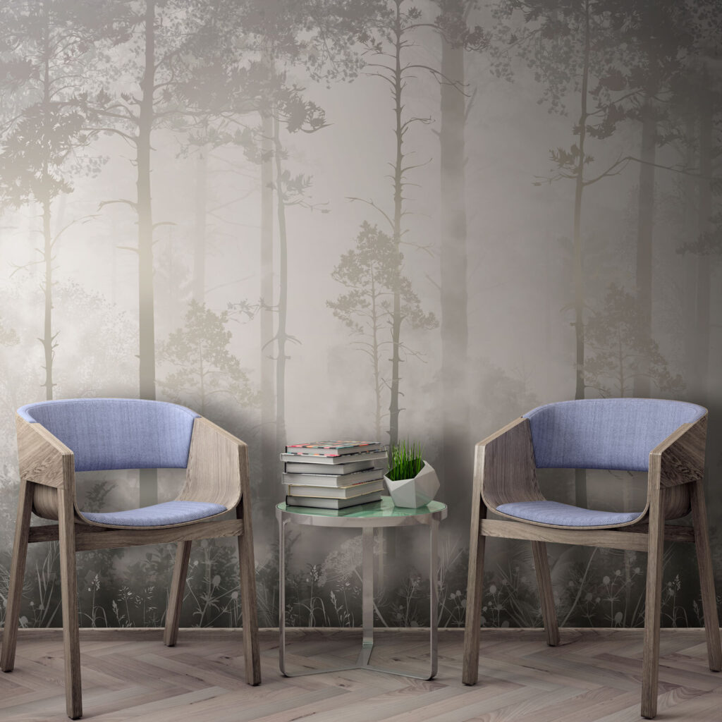 Waldlicht zwischen geraden Stämmen in einem Interieur