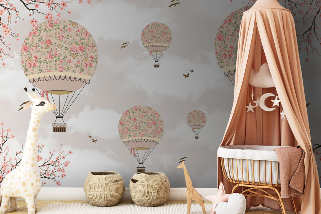 Ballons mit Blütenkränzen in einem Interieur