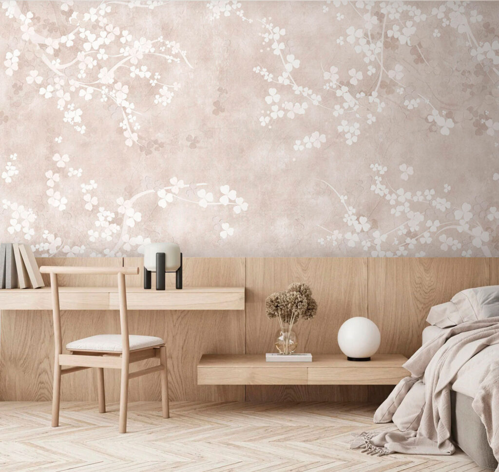 Weiße Blüten auf Patina in einem Interieur