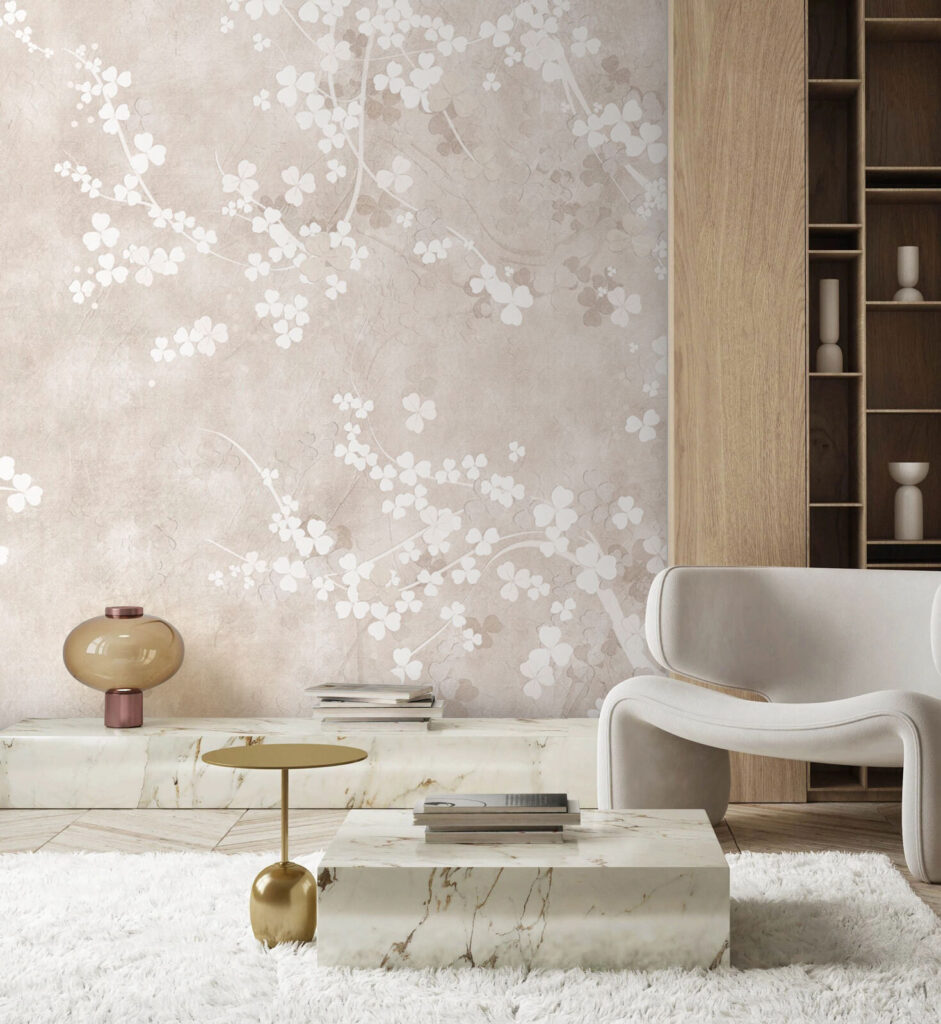 Weiße Blüten auf Patina in einem Interieur