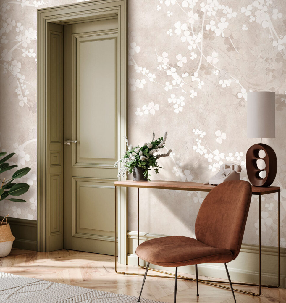 Weiße Blüten auf Patina in einem Interieur
