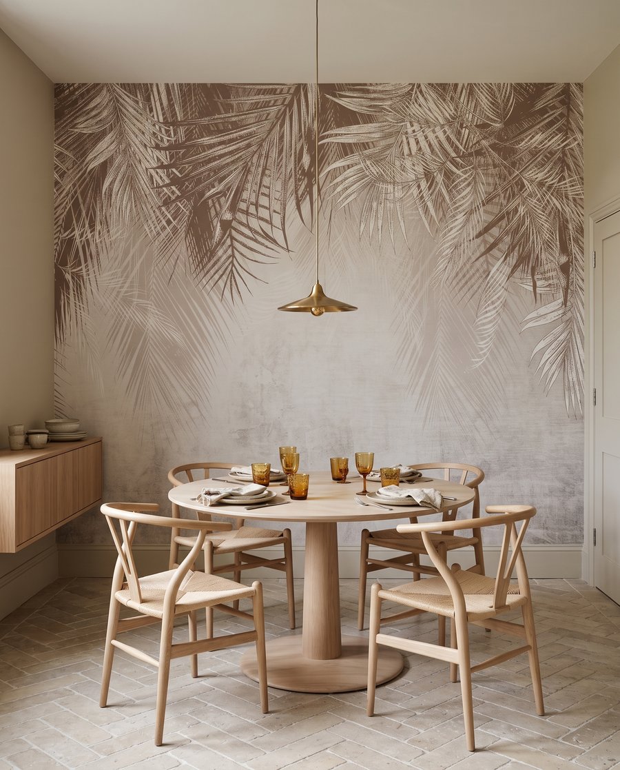 Palmzweige mit Lichtblicken in einem Interieur