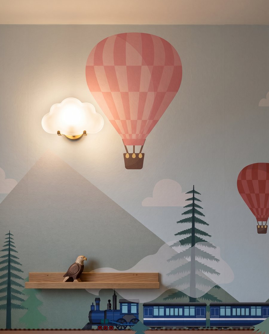 Zug unter bunten Ballons — Detail